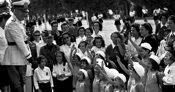 Fascisti da ridere e piangere. E quel ‘’duce che fa gli occhi rotondi’’: torna la satira di Gian Carlo Fusco sul regime