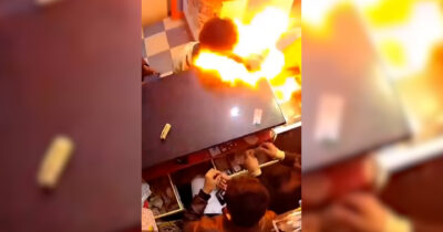 Copertina di Morde la batteria di un cellulare e gli esplode in faccia: panico in un negozio di elettronica – Video