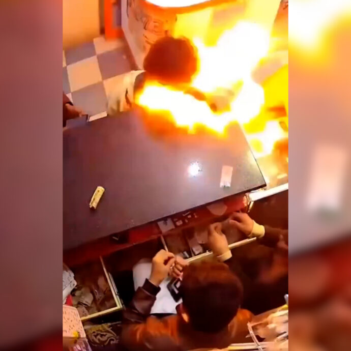 Morde la batteria di un cellulare e gli esplode in faccia: panico in un negozio di elettronica – Video