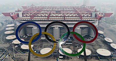 Copertina di Oggi la cerimonia d’apertura delle Olimpiadi: il mercimonio dei biglietti per coprire i posti rimasti vuoti a San Siro