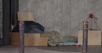 Copertina di Milano, due persone senza fissa dimora morte in quarantotto ore. Le Olimpiadi non fermano la “strage invisibile”