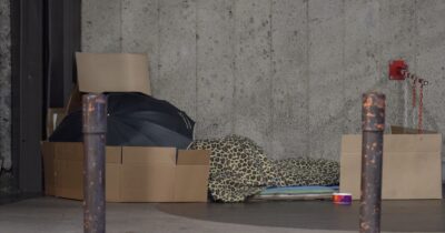 Copertina di Milano, due persone senza fissa dimora morte in quarantotto ore. Le Olimpiadi non fermano la “strage invisibile”
