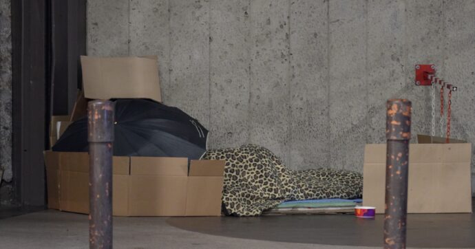 Milano, due persone senza fissa dimora morte in quarantotto ore. Le Olimpiadi non fermano la “strage invisibile”