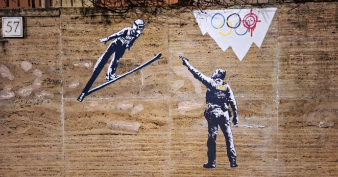 Un agente dell’ICE che punta la pistola a uno ski jumper: il nuovo murales di Laika davanti alla sede del CONI a Roma
