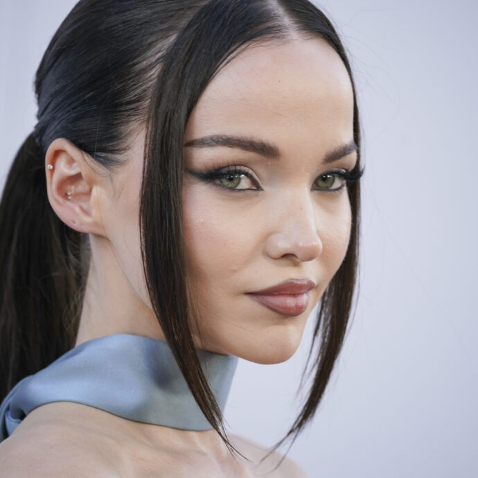 “La mia migliore amica di 9 anni è stata uccisa, mio padre si è suicidato. Ancora oggi sono tormentata da domande devastanti”: lo rivela Dove Cameron