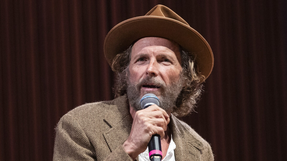 “A Mick Jagger gli chiedevano ‘ma a 83 anni, ancora?’ E lui diceva ‘quando io ero ragazzo mi piaceva tutta la musica fatta da gente anziana, facevo finta di essere loro, adesso sono loro'”: Jovanotti festeggia 60 anni