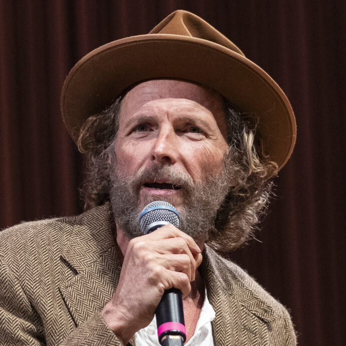 “Quando mia figlia Teresa si è ammalata ho avuto un terrore assoluto che non sapevo come gestire. Non sono capace di esporre il dolore, è un mio tabù”: così Jovanotti