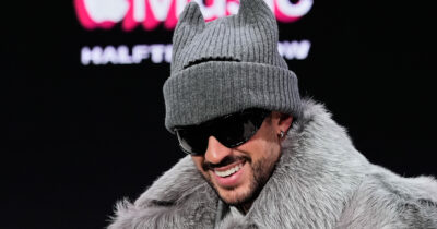 Copertina di “Mia madre non è che credesse che fossi un grande artista, ma credeva che fossi una grande persona”: Bad Bunny all’Apple Music Super Bowl LX Halftime Show