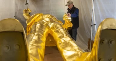 Copertina di “Mi devono 90 mila dollari, non si muove finché non pagano”: la statua d’oro di Trump alta 4 metri  “sequestrata” dall’artista che l’ha realizzata