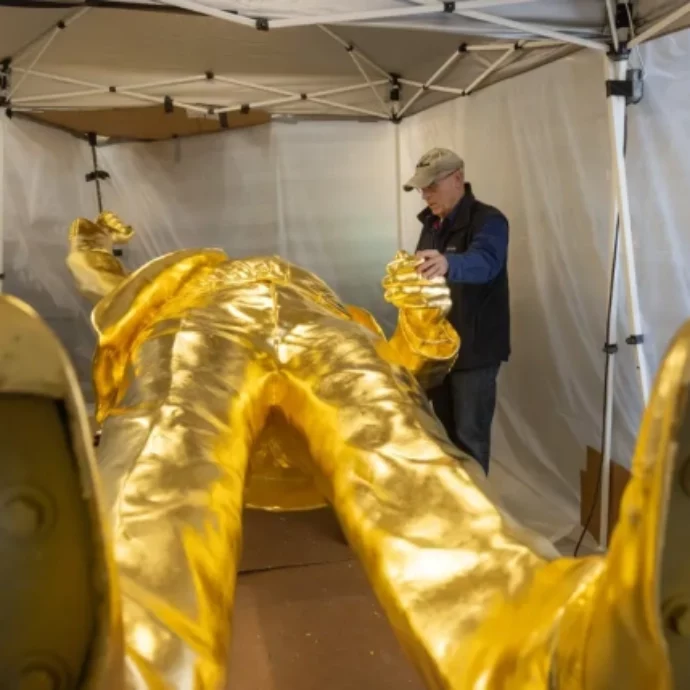 “Mi devono 90 mila dollari, non si muove finché non pagano”: la statua d’oro di Trump alta 4 metri  “sequestrata” dall’artista che l’ha realizzata