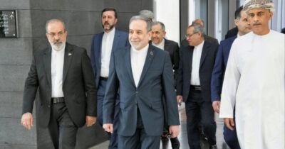 Copertina di Usa-Iran, conclusi i colloqui in Oman. Teheran. “Buon inizio”. Ma Washington sanziona il petrolio degli ayatollah