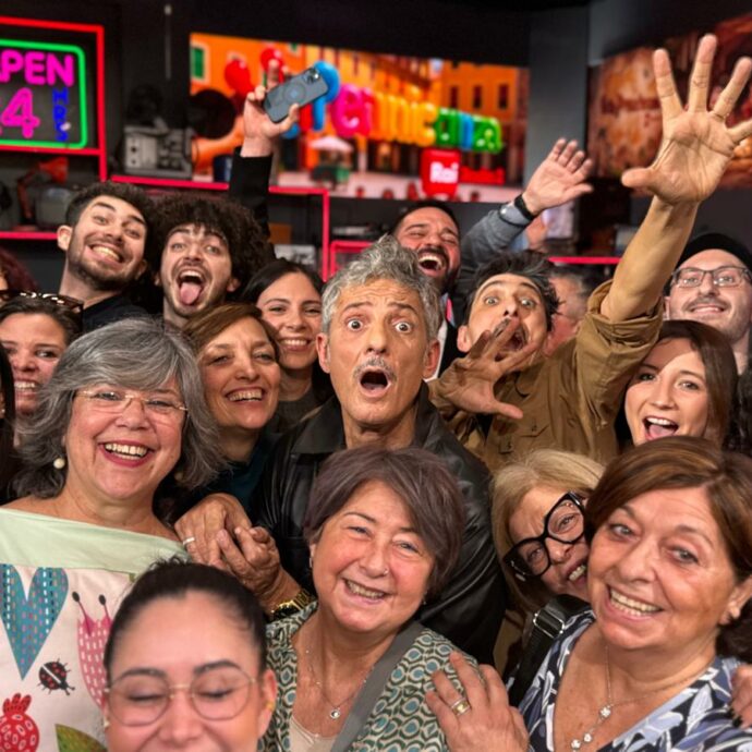 “Laura Pausini canta l’Inno all’inaugurazione delle Olimpiadi? Non potete capire i fan di Mameli, sono già sul piede di guerra!”: l’ironia di Fiorello