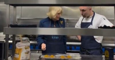 Copertina di “Non sono sicura di quanto sia bravo Re Carlo III con i ravioli. Probabilmente si taglierebbe la testa”: l’operazione simpatia della regina Camilla dopo lo scandalo Epstein