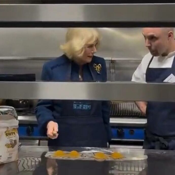 “Non sono sicura di quanto sia bravo Re Carlo III con i ravioli. Probabilmente si taglierebbe la testa”: l’operazione simpatia della regina Camilla dopo lo scandalo Epstein