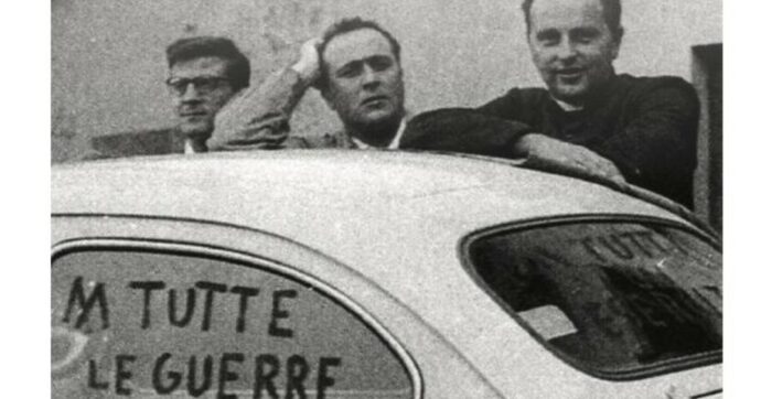 “Abbasso tutte le guerre”: in un libro la foto inedita con don Lorenzo Milani che simboleggia il suo pacifismo radicale