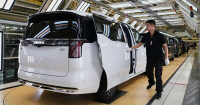 Copertina di Un’auto su tre al mondo parla cinese. Pechino conquista il mercato globale