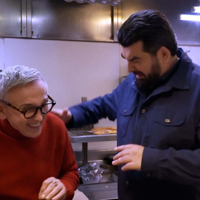 “Assaggialo, abbi fede”: Barbieri fa mangiare a Cannavacciuolo una salsa “saporita” e si becca una “sberla” a Masterchef – Video
