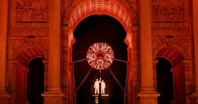 Copertina di Mattarella apre i Giochi di Milano-Cortina. Tomba, Compagnoni e Goggia accendono i bracieri. La cerimonia: fischi per Israele e Vance. Ghali legge Rodari contro la guerra