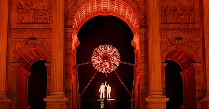 Mattarella apre i Giochi di Milano-Cortina. Tomba, Compagnoni e Goggia accendono i bracieri. La cerimonia: fischi per Israele e Vance. Ghali legge Rodari contro la guerra