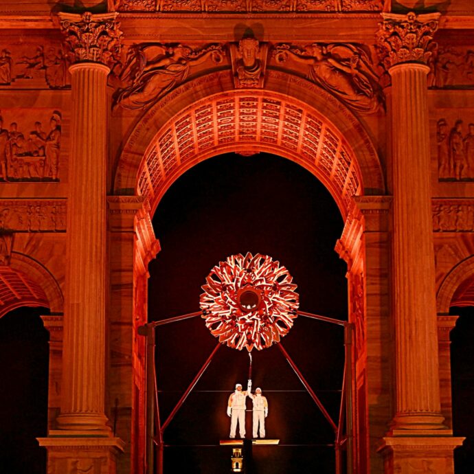 Mattarella apre i Giochi di Milano-Cortina. Tomba, Compagnoni e Goggia accendono i bracieri. La cerimonia: fischi per Israele e Vance. Ghali legge Rodari contro la guerra