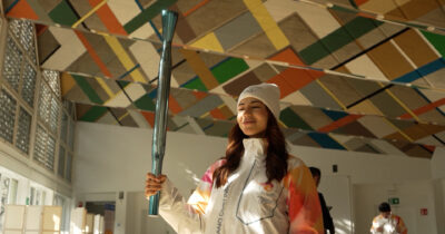 Copertina di La storia di Hiba alle Olimpiadi Milano-Cortina, cresciuta al Punto Luce di Save The Children è tedofora per la pace – Video