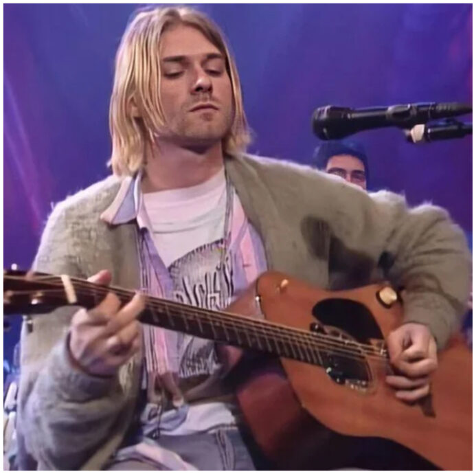 La chitarra di Kurt Cobain va all’asta: “Può valere fino a 5 milioni di dollari”. È la Fender Mustang del 1966 suonata in “Smells Like Teen Spirit”