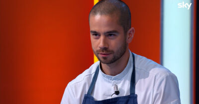 Copertina di Jeremy Chan torna a Masterchef ma la sua prova è un disastro: solo un aspirante chef centra il piatto. Cosa è successo