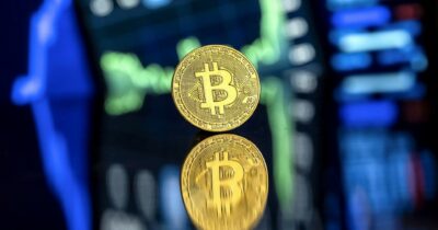 Copertina di I bitcoin crollano a 60 mila dollari: mercati in allarme