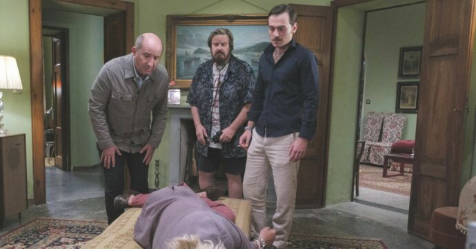 Albanese torna tra i poveri cristi di provincia: risate amare. La recensione del film ‘’Lavoreremo da grandi’’