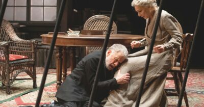 Copertina di Padri alcolisti, figli malati e madri folli: la recensione dello spettacolo di Gabriele Lavia