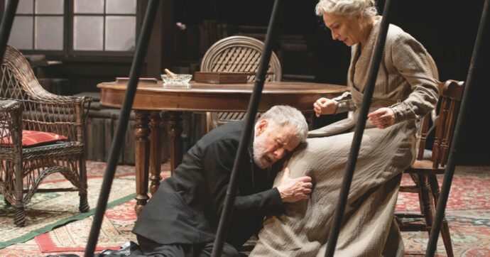 Padri alcolisti, figli malati e madri folli: la recensione dello spettacolo di Gabriele Lavia