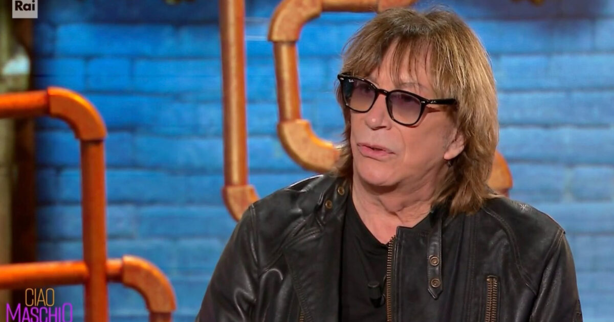 “In casa non avevamo nemmeno la luce e c’erano scene molto brutte. Quel buio mi ha lasciato paura e tristezza. Mi nascondevo quando i miei litigavano”: così Enzo Paolo Turchi