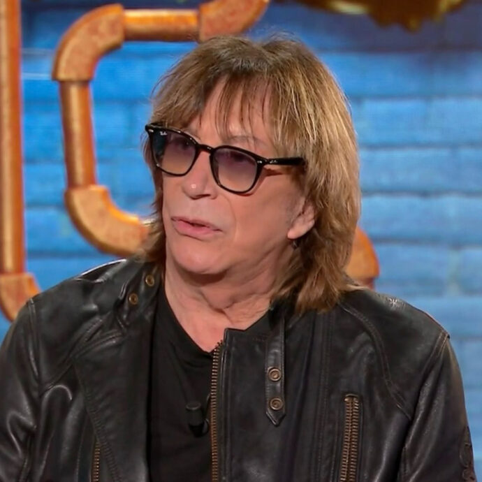 “In casa non avevamo nemmeno la luce e c’erano scene molto brutte. Quel buio mi ha lasciato paura e tristezza. Mi nascondevo quando i miei litigavano”: così Enzo Paolo Turchi