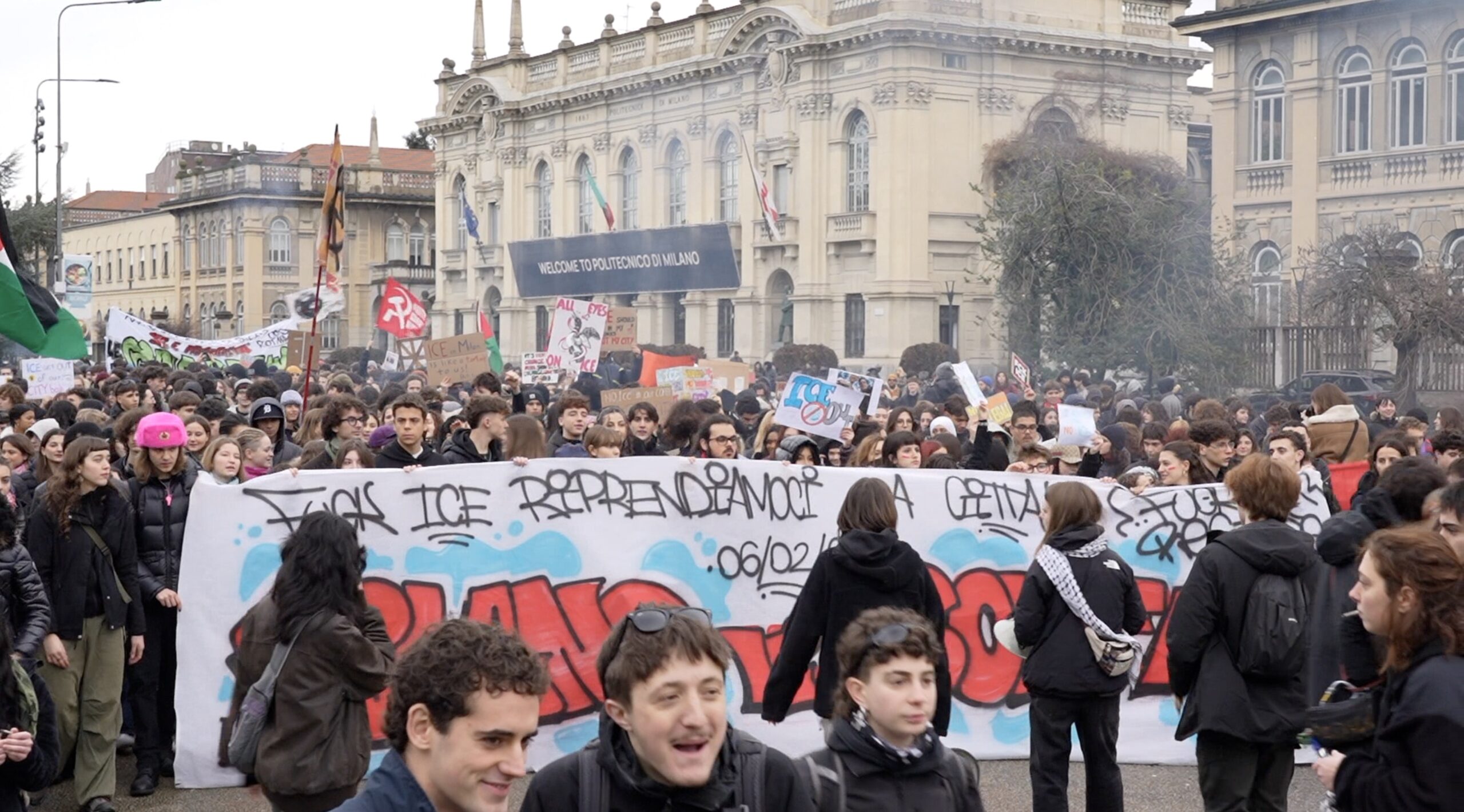“Fuori Vance e Rubio da Milano”. La protesta degli studenti nel giorno dell’inaugurazione delle Olimpiadi