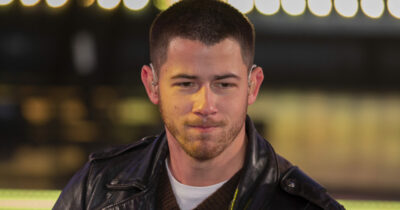 Copertina di “Mia figlia è nata prematura, pesava 450 grammi ed era viola. Ha fatto sei trasfusioni di sangue per tre mesi”: il momento difficile di Nick Jonas