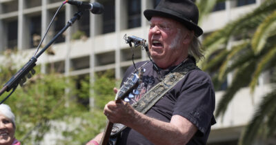 Copertina di “Mi dispiace deludervi, ma non è il momento”: Neil Young cancella il tour europeo e due concerti italiani