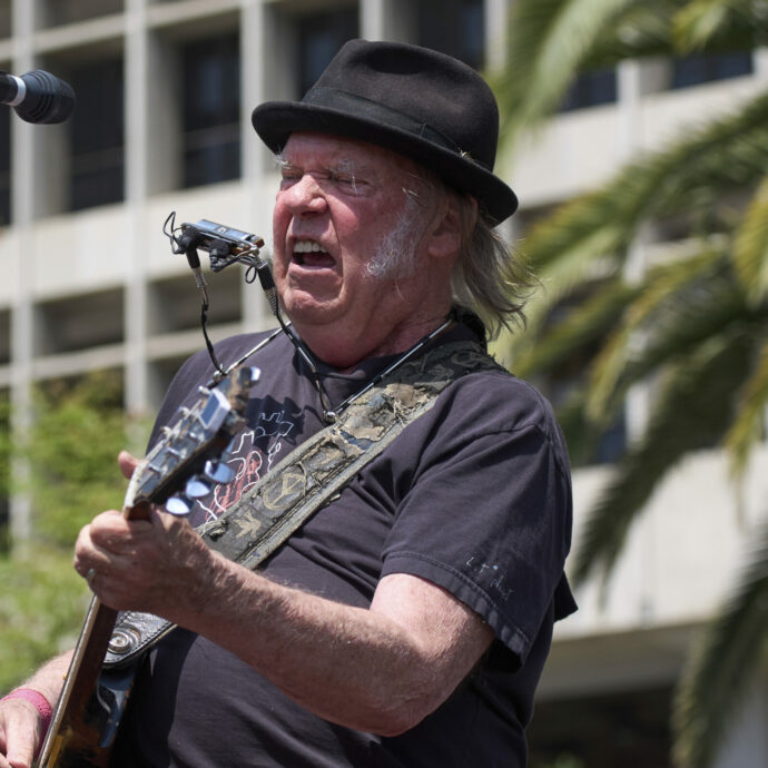 “Mi dispiace deludervi, ma non è il momento”: Neil Young cancella il tour europeo e due concerti italiani