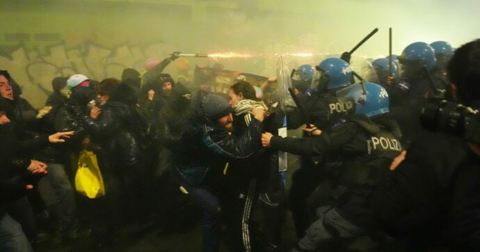 Tensione a Milano al corteo contro le Olimpiadi: lanci di petardi, la polizia risponde con cariche e idranti. 5 fermati