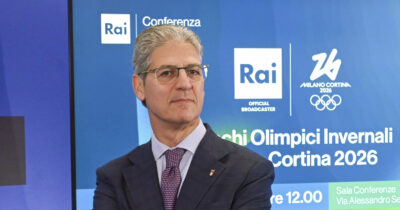 Copertina di Petrecca travolto dalle critiche per la telecronaca della cerimonia di Milano-Cortina: “Ci metta la faccia, se ne vada”