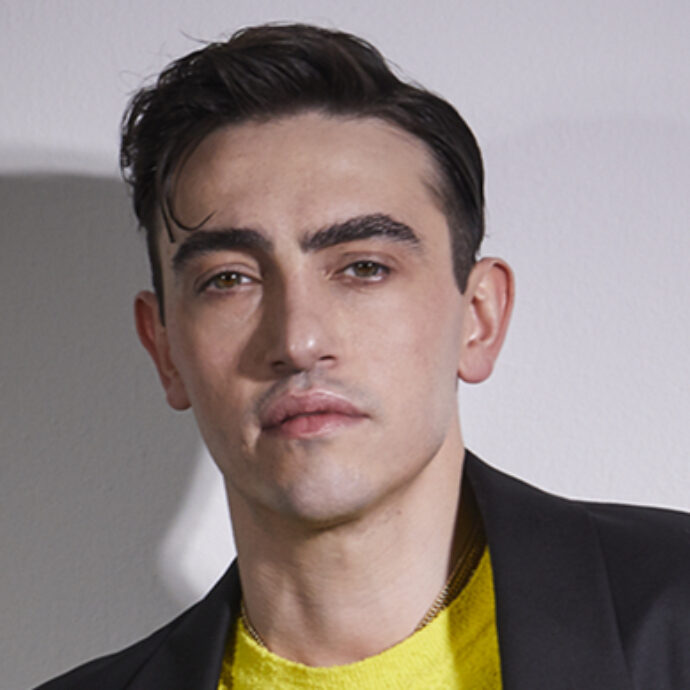 “Ghali? Un artista che esprime il suo pensiero non è dissenso. A Sanremo 2026 torno più da professionista, ma con la mia goffaggine”: così Michele Bravi