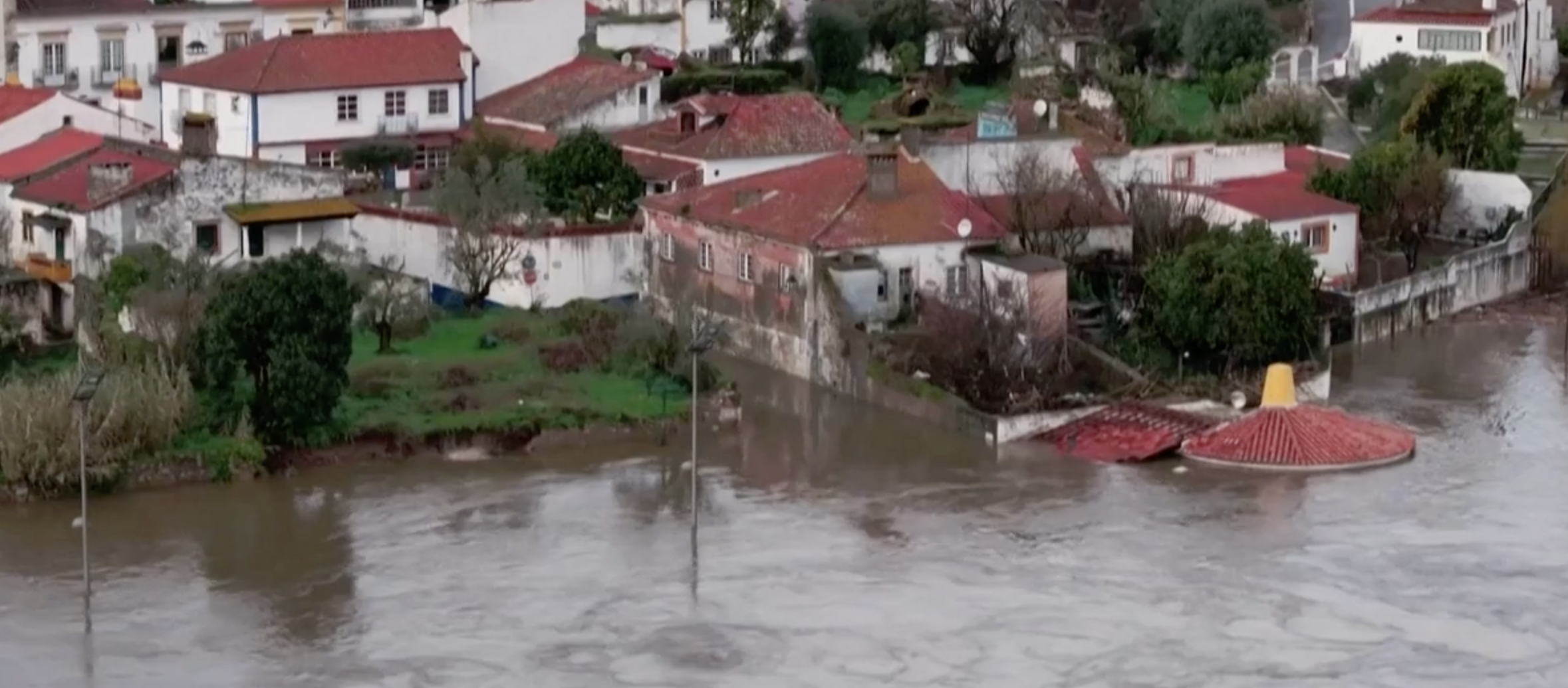 Inondazioni in Spagna e Portogallo, fiumi in piena e città sott’acqua: le immagini dall’alto