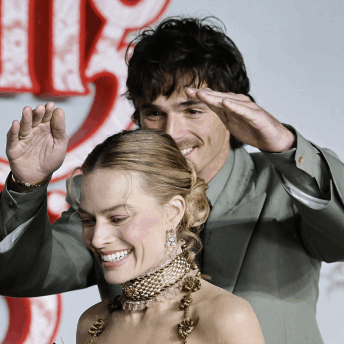 Jacob Elordi si trasforma in “ombrello umano” per Margot Robbie: l’intesa da “Cime Tempestose” al red carpet scatena il gossip (inutilmente)