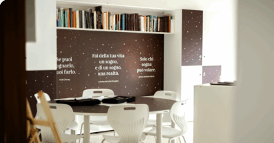 Copertina di Aula “Pan di stelle” nelle scuole primarie. Esposto dei medici di Torino: “Pubblicità o didattica?”. Barilla: “Donazione senza loghi, progetto formativo sui sogni”