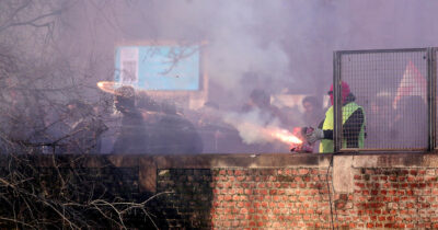Copertina di Tensione a Milano al corteo contro le Olimpiadi e l’Ice: lanci di petardi, la polizia risponde con cariche e idranti