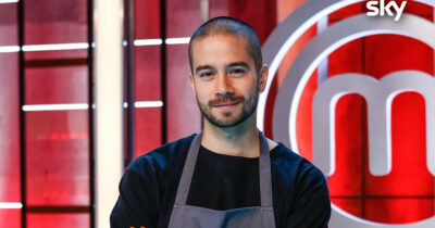 Copertina di “La cucina ha tolto il tempo per la mia ragazza. Mi sento esausto, passo gran parte delle mie giornate in piedi”: Jeremy Chan, l’ospite star di MasterChef Italia