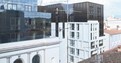 Copertina di Abusi, falso e reati urbanistici: a Firenze prime contestazioni per il “Cubo nero”