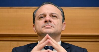 Copertina di Messina pare Salerno: l’altro De Luca fa dimettere il suo  fedelissimo sindaco