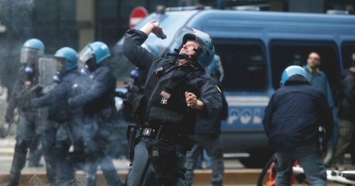 Un passo dopo l’altro verso lo Stato di polizia