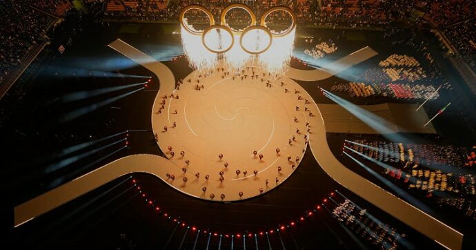 Olimpiadi, la cerimonia d’apertura: la sfilata deserta, fischi a Israele e Vance. La pace confinata ai discorsi di Ghali e Theron