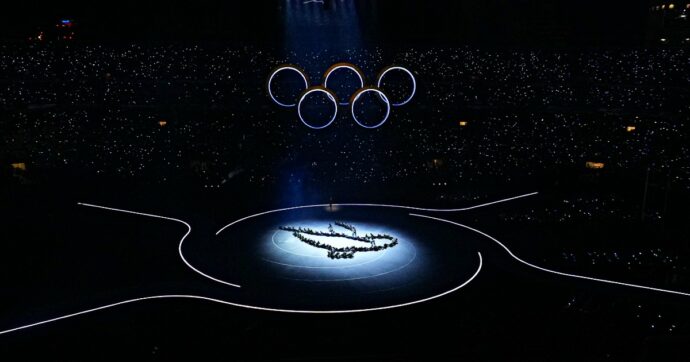 Olimpiadi, la cerimonia d’apertura: la sfilata deserta, fischi a Israele e Vance. La pace confinata ai discorsi di Ghali e Theron
